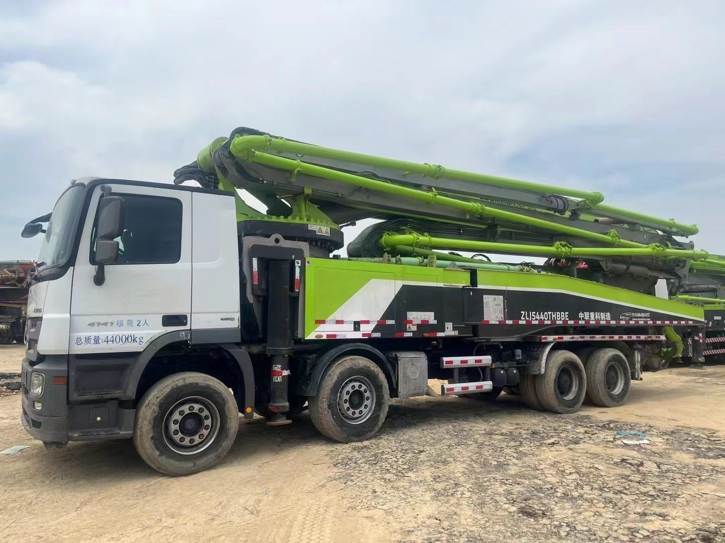 Concrete Pump Truck Machine Equipment with 44000kgs Capacity on ...